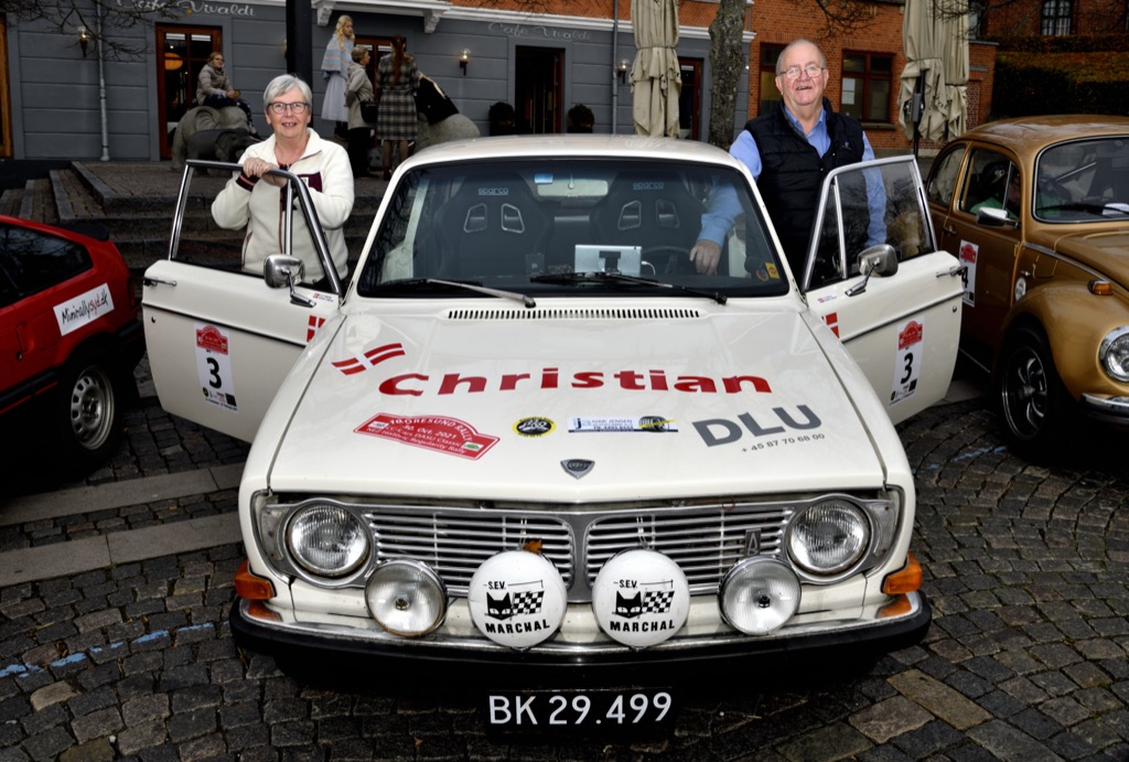 Man siger, at hvis et ægtepar kan overleve udfordringerne i DASU Classic, kan det overleve alt. Et af alle tiders bedste mandskaber i regularityløb er ægteparret Henning og Else Friborg. Her ses de med deres Volvo 142 S.
(Foto: Michael Eisenberg)